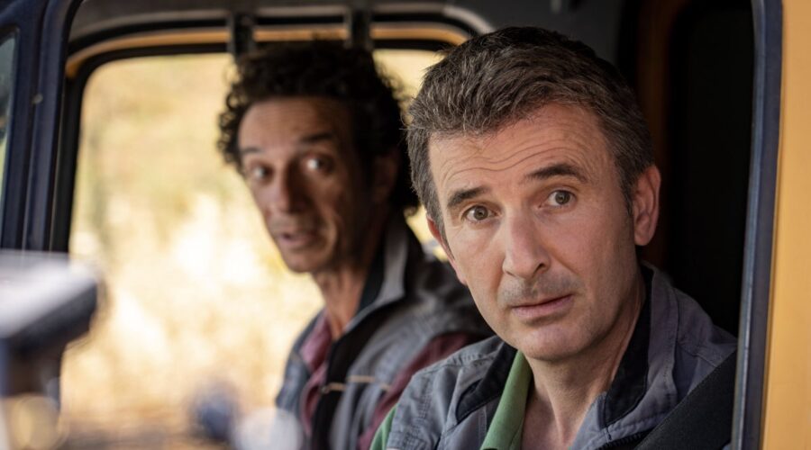 Da sinistra: Salvo Ficarra e Valentino Picone in una scena di “Incastrati 2”. Credits: Netflix.