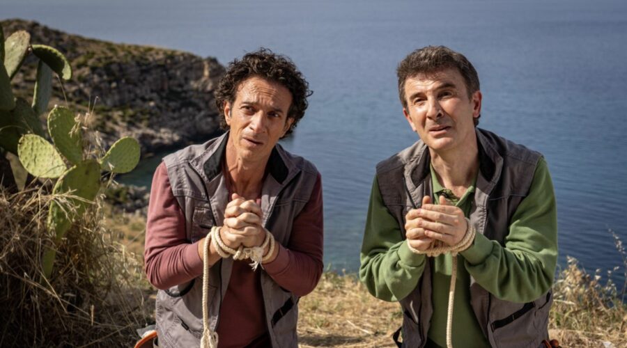 Da sinistra: Salvo Ficarra e Valentino Picone in una scena di “Incastrati 2”. Credits: Netflix.
