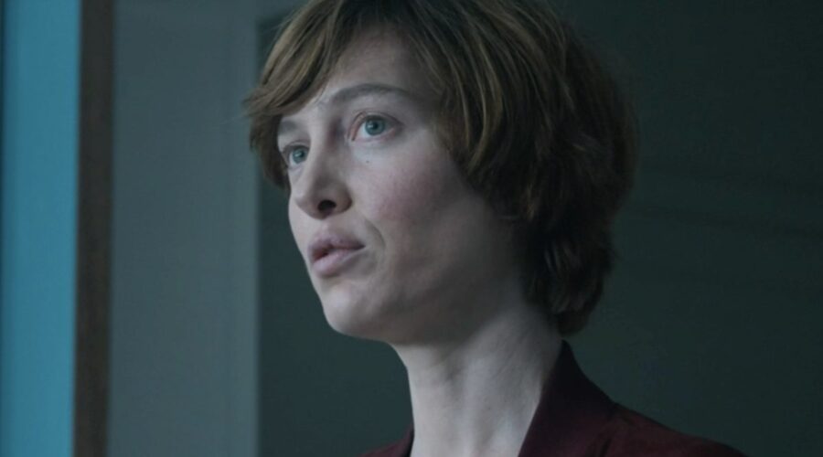 Screenshot di Erika Sainte (Camille) in una scena de “I Fiumi Di Porpora - La Serie” Episodio 1. Credits: Rai.