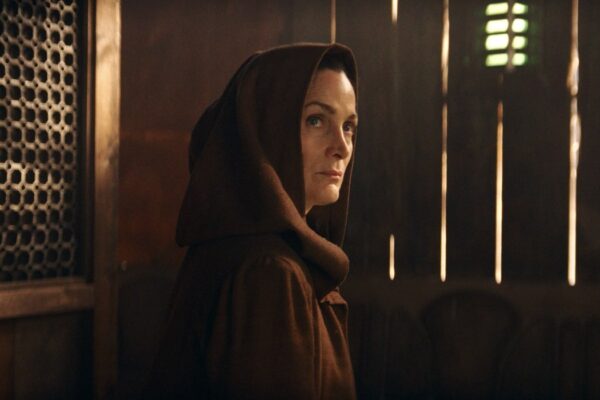 Carrie-Anne Moss nei panni della maestra Jedi Indara in “The Acolyte”. Credits: Lucasfilm/Disney+.