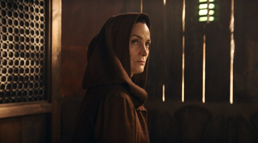 Carrie-Anne Moss nei panni della maestra Jedi Indara in “The Acolyte”. Credits: Lucasfilm/Disney+.