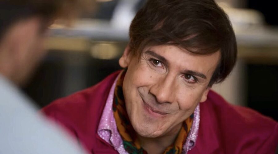 Mario Pirrello è Franco Caracciolo in “Supersex”. Credits: Cattura schermo/Netflix.