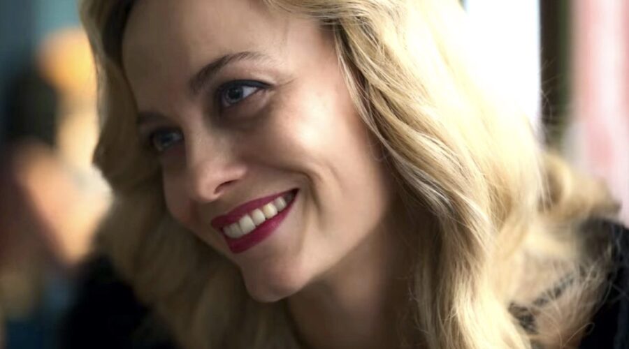 Gaia Messerklinger interpreta Moana Pozzi in “Supersex”. Credits: Cattura schermo/Netflix.