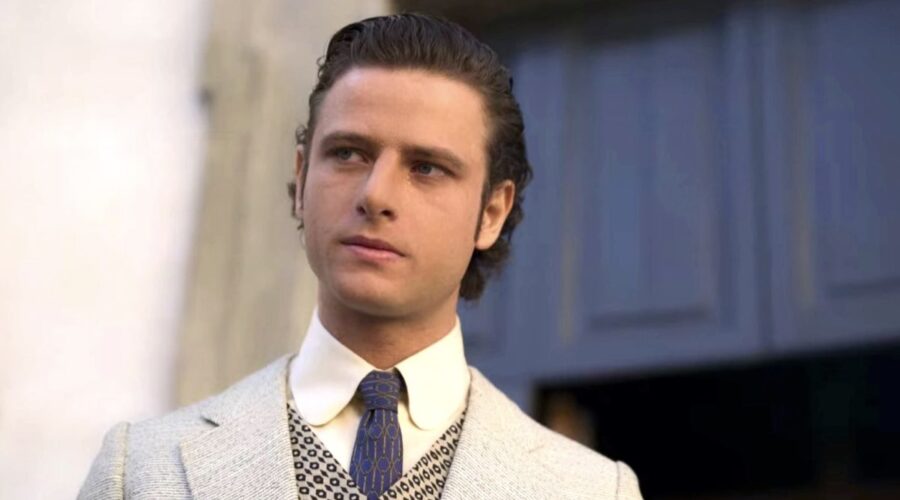 Francesco Pellegrino interpreta Tommaso Tano in “Supersex”. Credits: cattura schermo/Netflix.