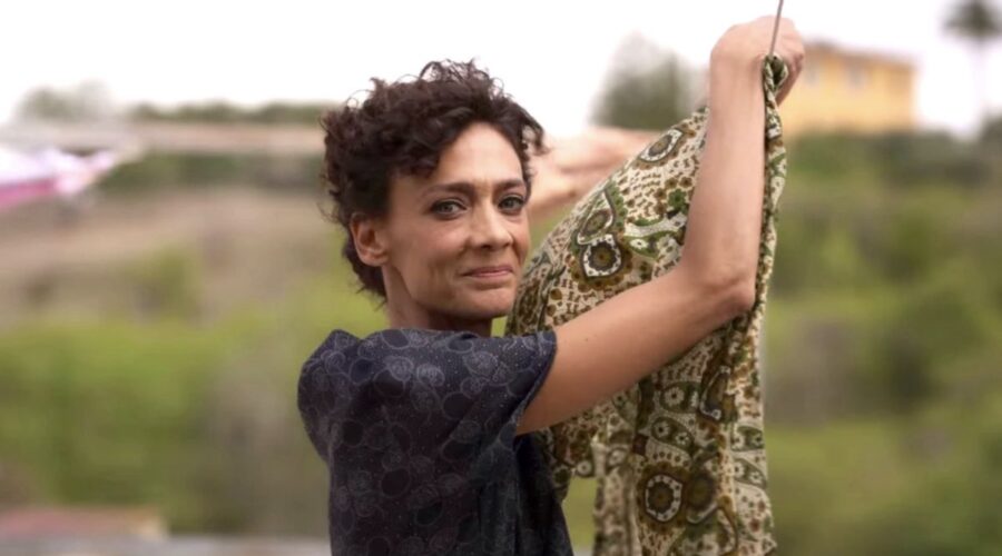 Tania Garribba interpreta Carmela in “Supersex”. Credits: cattura schermo/Netflix.