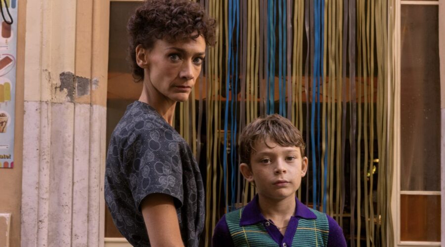 Da sinistra: Tania Garribba (Carmela) e Mario Fiore (Rocco a 9 anni) in una scena di “Supersex”. Credits: Netflix.