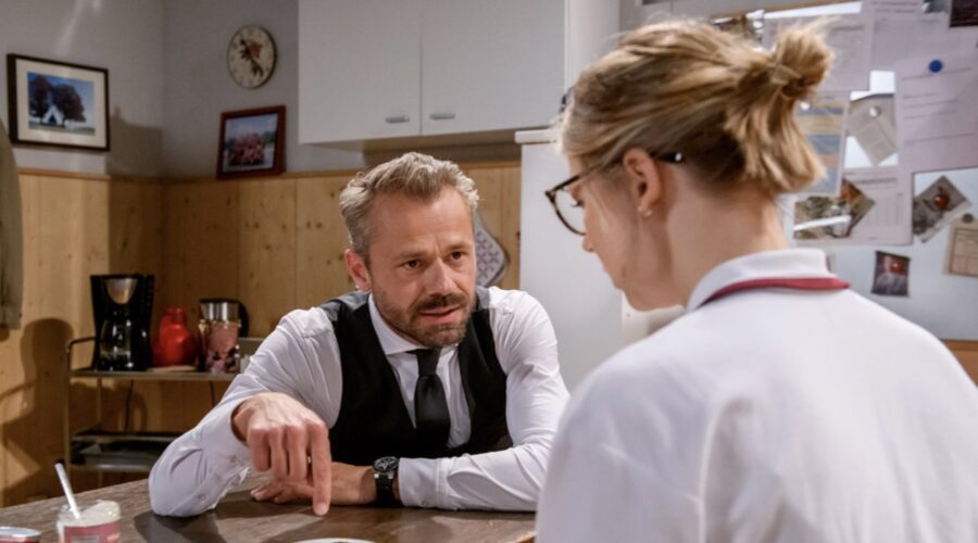 Da sinistra: Sven Waasner (Erik Vogt) e Lena Conzendorf (Josephine Klee) in “Tempesta d'amore”. Credits: Das Erste/Mediaset. (Tempesta D'Amore 19 marzo 2024)