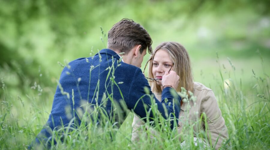 Da sinistra: Sandro Kirzel (Paul Lindbergh) e Lena Conzendorf (Josephine Klee) in una scena di “Tempesta D'Amore”. Credits: Das Erste/RTI Mediaset. (Tempesta D'Amore 15 marzo 2024)