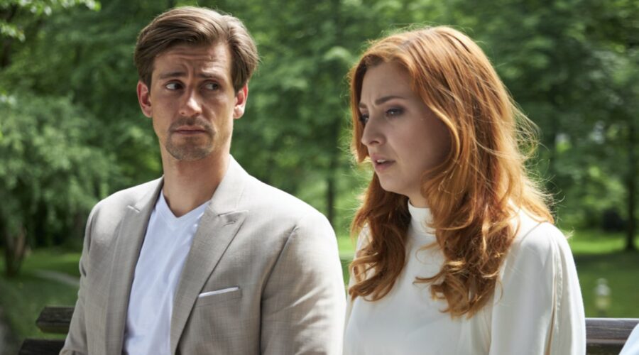 Da sinistra: Sandro Kirtzel (Paul) e Sophia Schiller (Constanze) in una scena della puntata di “Tempesta D'Amore”. Credits: Das Erste/Mediaset. (Tempesta D'Amore 14 marzo 2024)