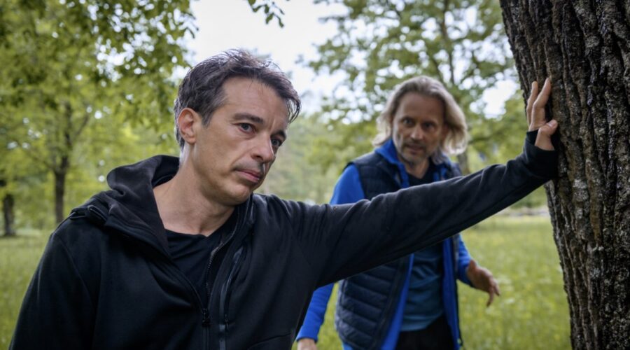 Da sinistra: Lorenzo Patané (Robert Saalfeld) Erich Altenkopf (Michael Niederbühl) in una scena di “Tempesta D'Amore”. Credits: Das Erste/RTI Mediaset. (Tempesta D'Amore 13 marzo 2024)