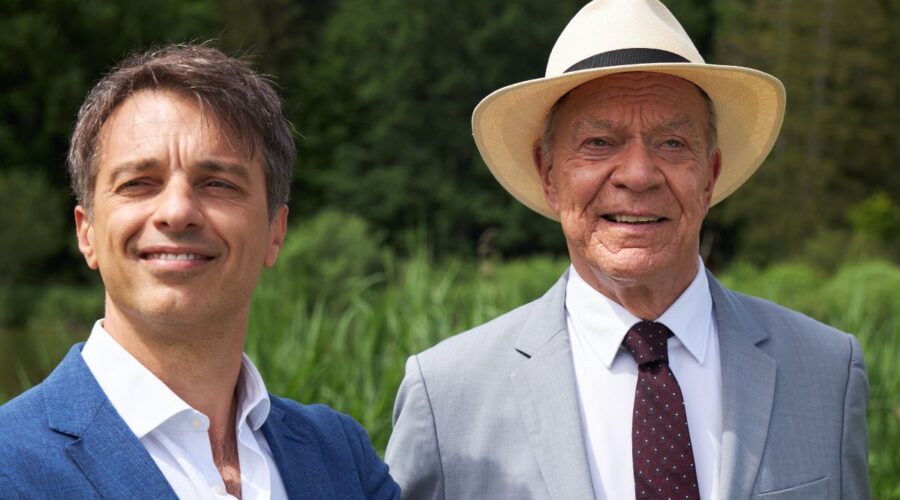 Da sinistra: Dirk Galuba (Werner Saalfeld) e Lorenzo Patané (Robert Saalfeld) in una scena di “Tempesta D'Amore”. Credits: Das Erste/RTI Mediaset.