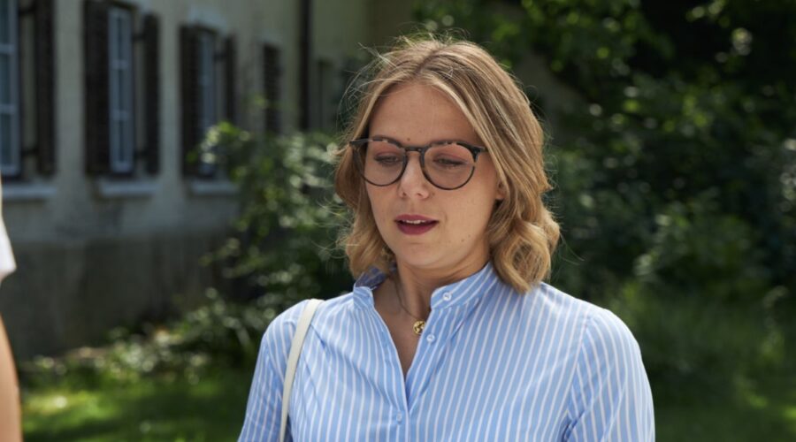 Lena Conzendorf (Josephine Klee) in una scena di “Tempesta D'Amore”. Credits: Das Erste/RTI Mediaset.