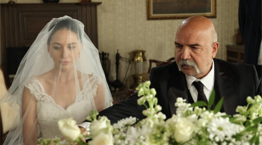Da sinistra: Ilayda Çevik (Betül) e Altan Gördüm (Hasmet Çolak) in una scena di “Terra Amara”. Credits: RTI Mediaset.