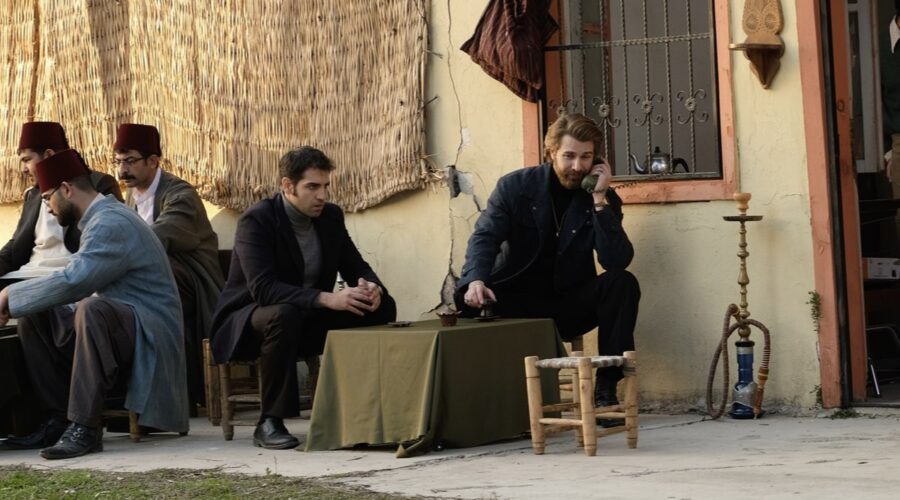 Da sinistra: Aras Şenol (Cetin) e Furkan Palali (Fikret Fekeli) in una scena di