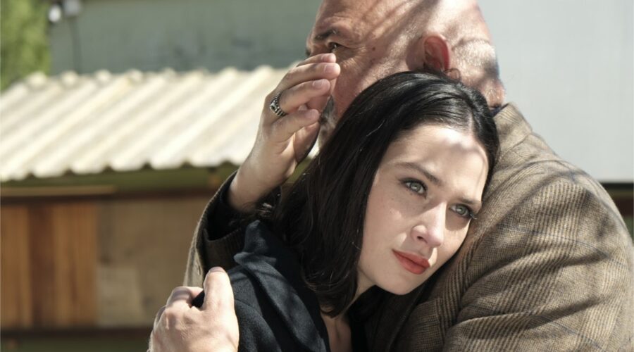 Da sinistra: Ilayda Çevik (Betül) e Altan Gördüm (Hasmet Çolak) in una scena di “Terra Amara”. Credits: RTI Mediaset.