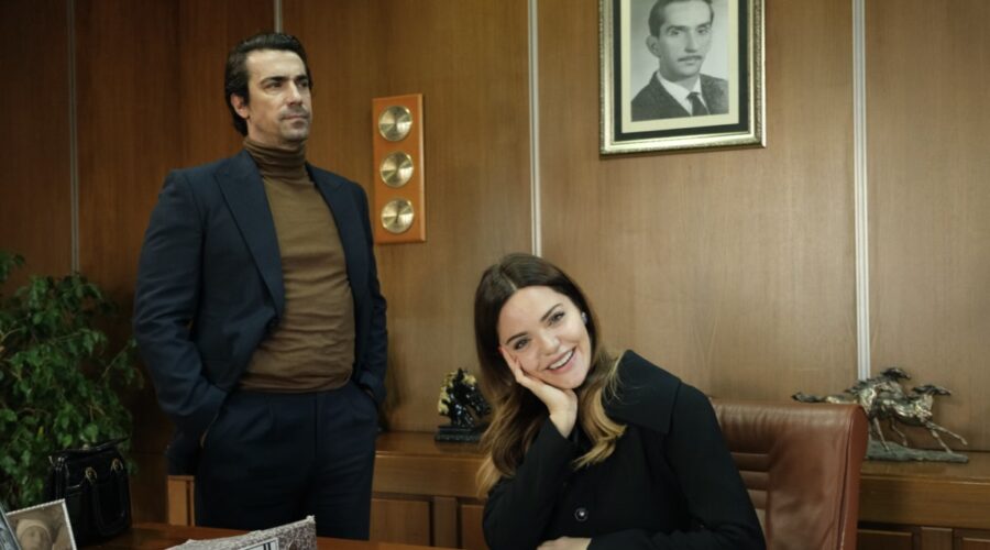Da sinistra: Ibrahim Çelikkol (Hakan Gumusoglu) e Hilal Altinbilek (Züleyha) in “Terra Amara”. Credits: RTI Mediaset.