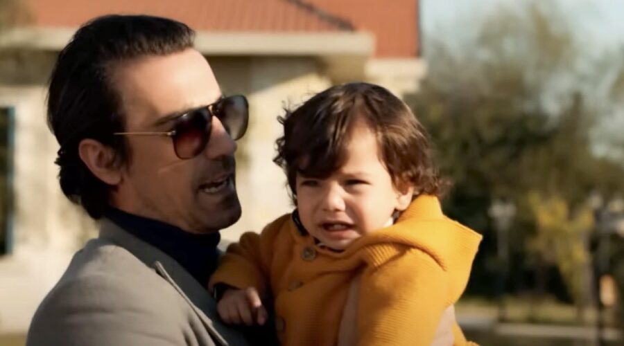 Hakan tiene in braccio Kerem Alì in una scena di “Terra Amara”. Credits: Cattura schermo/YouTube.