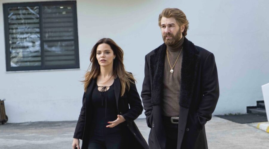 Da sinistra: Hilal Altinbilek (Züleyha) e Furkan Palali (Fikret Fekeli) in “Terra Amara”. Credits: RTI Mediaset.