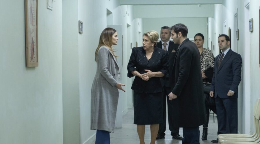 Da sinistra: Hilal Altinbilek (Züleyha), Hülya Darcan (Lütfiye Duman) e Aras Şenol (Çetin Cigerci) in “Terra Amara”. Credits: RTI Mediaset.