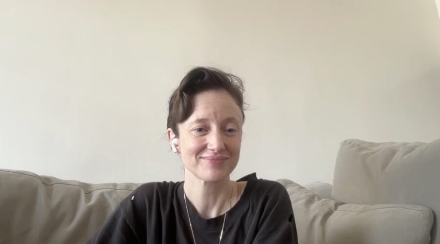 Andrea Riseborough nell'intervista per “The Regime”. Credits: Tvserial.it.