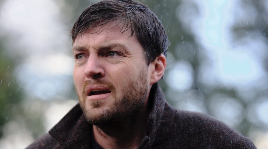 Tom Burke (Strike) in una scena di di “Detective Cormoran Strike”. Credits: Sky.