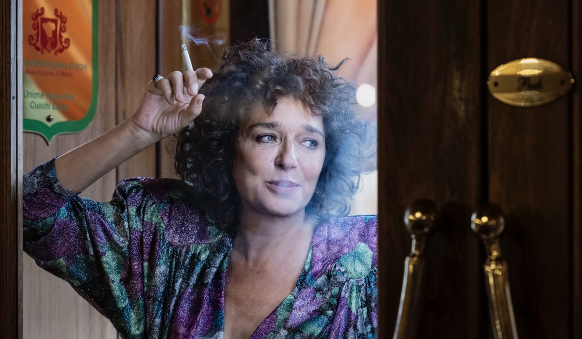 Valeria Golino in una scena di “Call My Agent 2 stagione”. Foto di Fabio Zayed per Sky Italia.