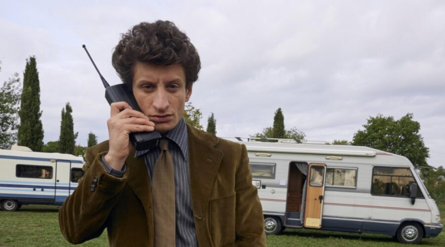 Vincenzo Nemolato (Riccardo Schicchi) in una scena di “Supersex”. Credits: Netflix.