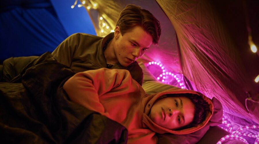 Da sinistra: Edvin Ryding (il principe Wilhelm) e Omar Rudberg (Simon) in una scena della terza stagione di “Young Royals”. Credits: Johan Paulin/Netflix.