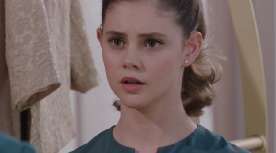 Elvira Camarrone (Clara Boscolo) in una scena della puntata 2 de “Il Paradiso Delle Signore 8”. Credits: Rai.