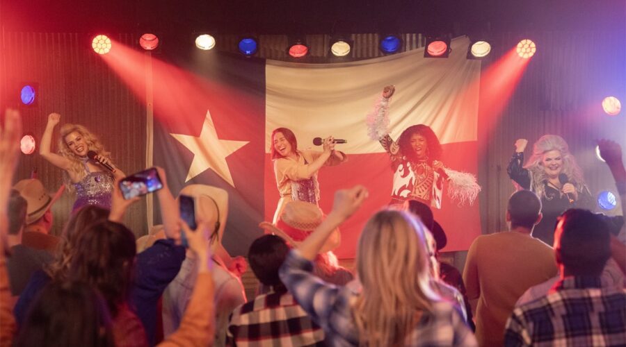 Da sinistra: Busy Philipps nel ruolo di Summer, Sara Bareilles nel ruolo di Dawn, Renée Elise Goldsberry nel ruolo di Wickie e Paula Pell nel ruolo di Gloria nella terza stagione di “Girls5Eva”. Credits: Emily V. Aragones/Netflix © 2023.