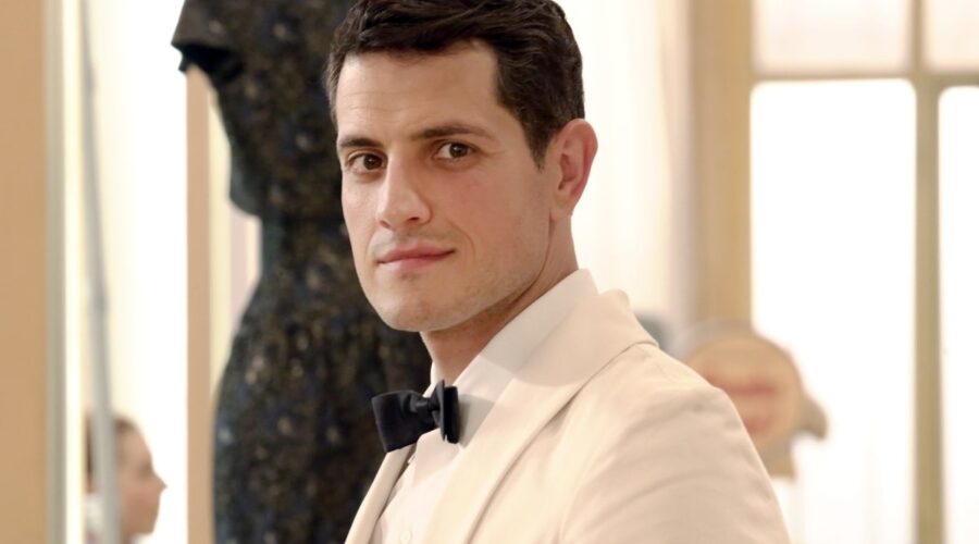 Emanuel Caserio (Salvatore Amato) in un posato per “Il Paradiso Delle Signore 8”. Credits: P. Bruni/Rai.