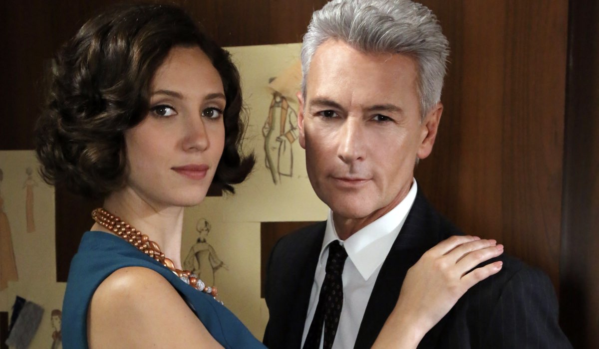 Da sinistra: Lucrezia Massari (Flora Gentile Ravasi) e Roberto Farnesi (Umberto Guarnieri) in un posato per “Il Paradiso Delle Signore 8”. Credits: P. Bruni/Rai.