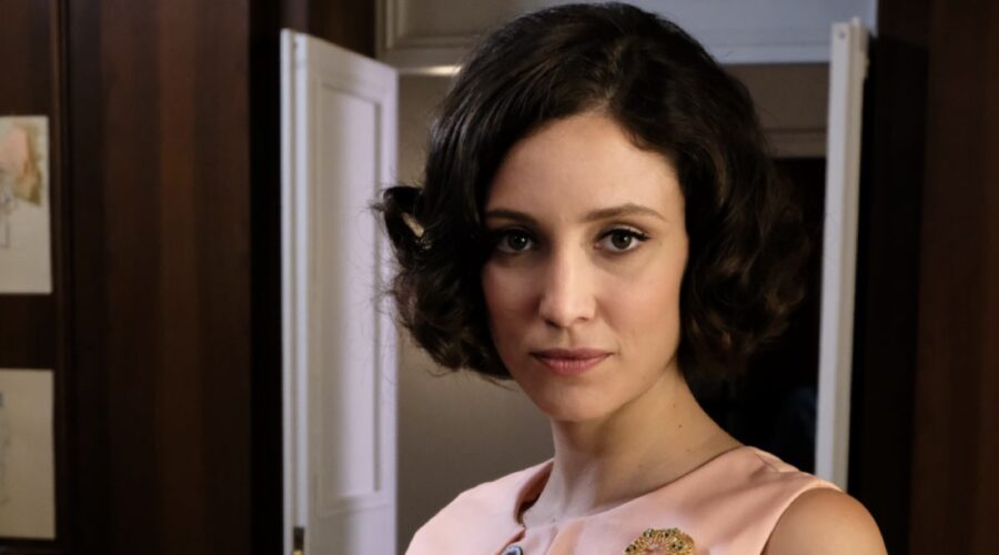 Lucrezia Massari (Flora Gentile Ravasi) in un posato per “Il Paradiso Delle Signore 8”. Credits: P. Bruni/Rai.