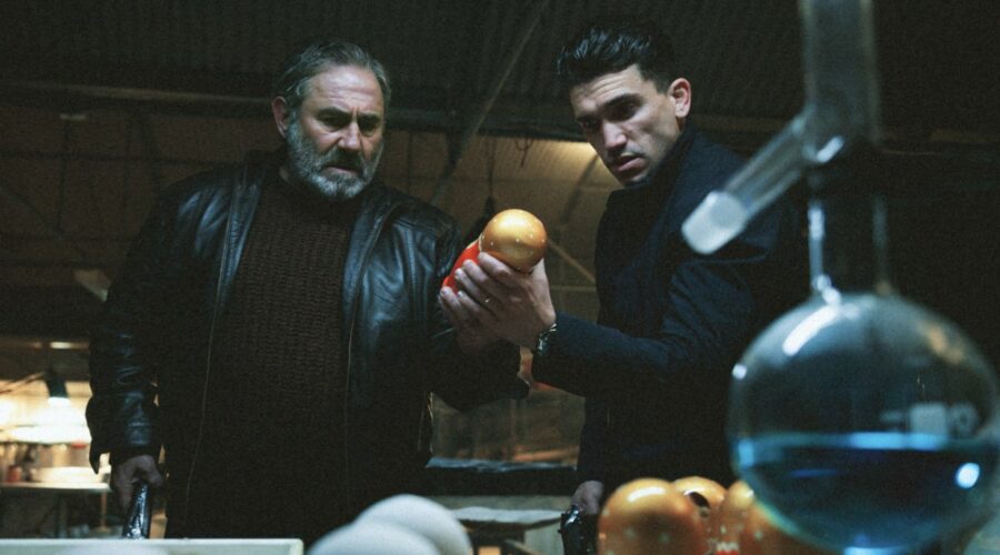 Da sinistra: Sergi López e Jaime Lorente in una scena di “Mano De Hierro”. Credits: Netflix.