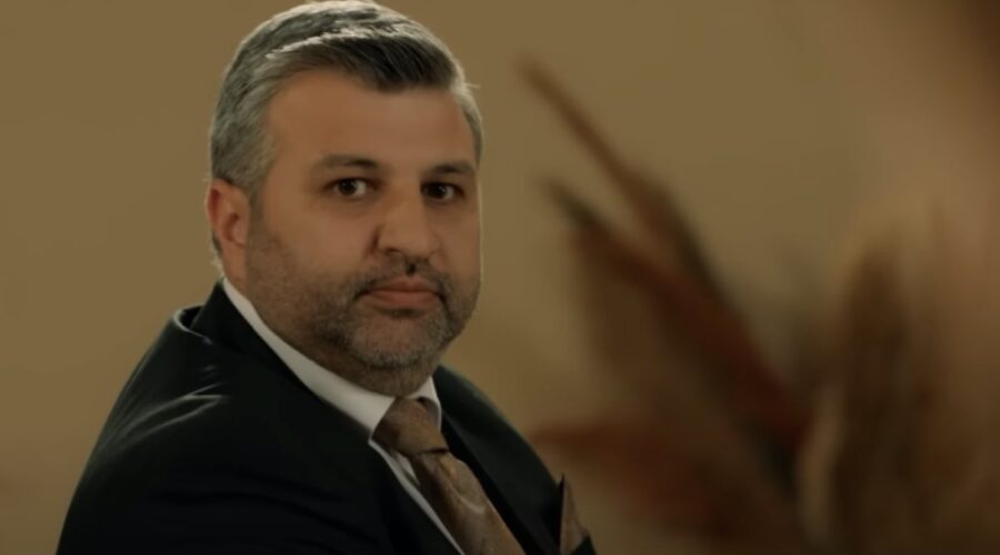 Il signor Hikmet in una scena di “Terra Amara”. Credits: YouTube.