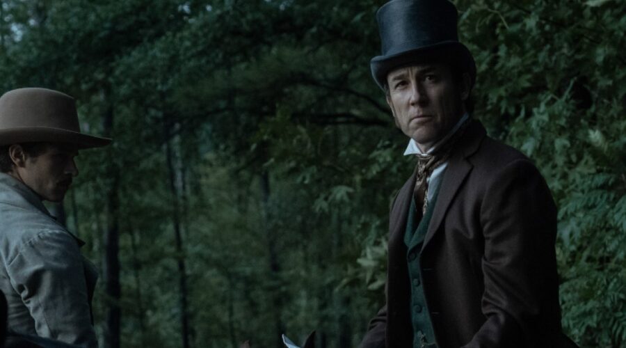 Tobias Menzies in una scena di “Manhunt”. Credits: Apple TV+.