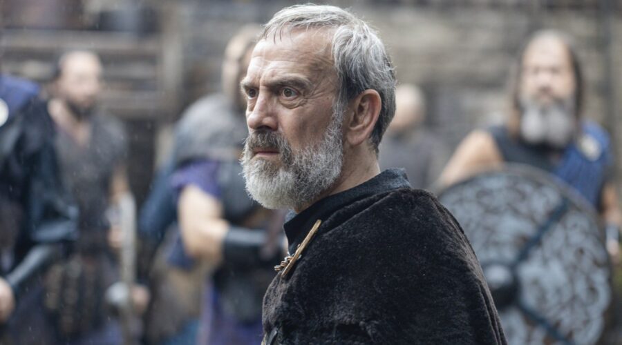 Adrian Schiller presta il volto ad Aethelhelm in una scena di “The Last Kingdom”. Credits: Courtesy of Netflix.