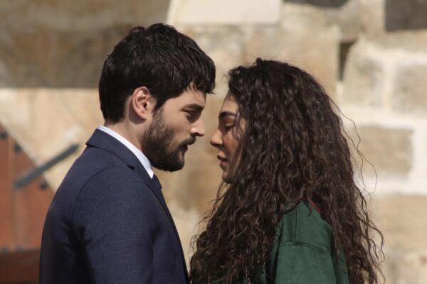 Da sinistra: Akın Akınözü (Miran Aslanbey) e Ebru Şahin (Reyyan Aslanbey) in una scena di “Hercai”. Credits: Real Time.