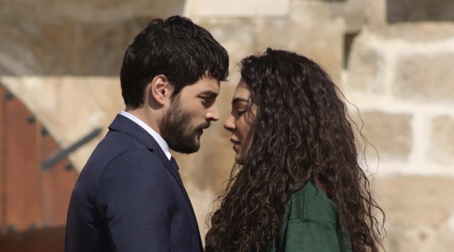 Da sinistra: Akın Akınözü (Miran Aslanbey) e Ebru Şahin (Reyyan Aslanbey) in una scena di “Hercai”. Credits: Real Time.