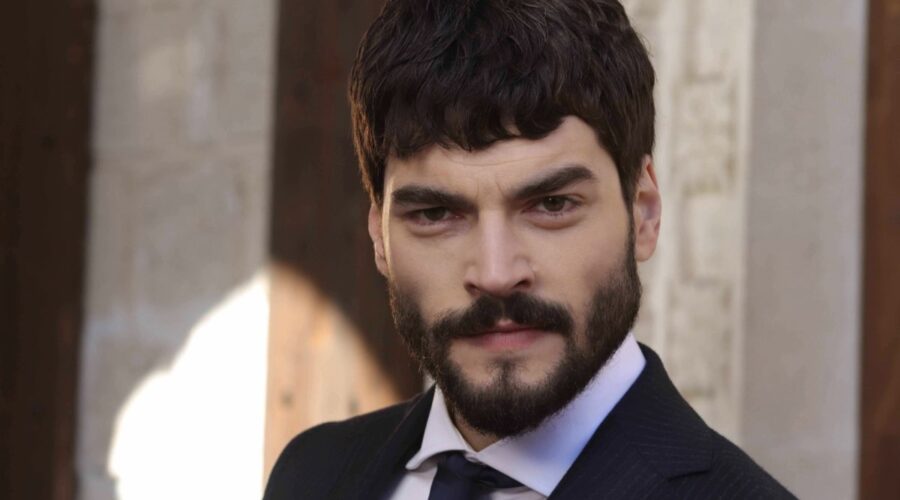 Akın Akınözü (Miran Aslanbey) in una scena di “Hercai”. Credits: Real Time.