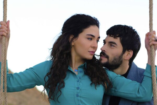 Da sinistra: Ebru Şahin (Reyyan Aslanbey) e Akın Akınözü (Miran Aslanbey) in una scena di “Hercai”. Credits: Real Time.