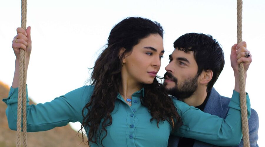 Da sinistra: Ebru Şahin (Reyyan Aslanbey) e Akın Akınözü (Miran Aslanbey) in una scena di “Hercai”. Credits: Real Time.