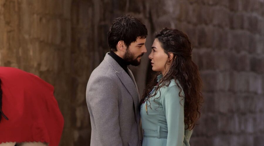 Da sinistra: Akın Akınözü (Miran Aslanbey/Şadoğlu) e Ebru Şahin (Reyyan Aslanbey/Şadoğlu) in una scena di “Hercai”. Credits: Real Time.