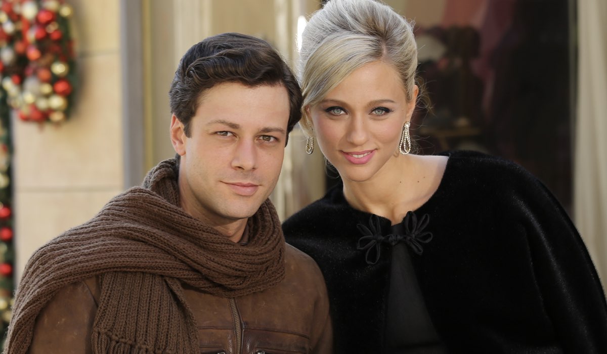 Da sinistra: Gabriele Anagni (Alfredo Perico) e Francesca Del Fa (Irene Cipriani) in un posato per “Il Paradiso Delle Signore 8”. Credits: P. Bruni/Rai.