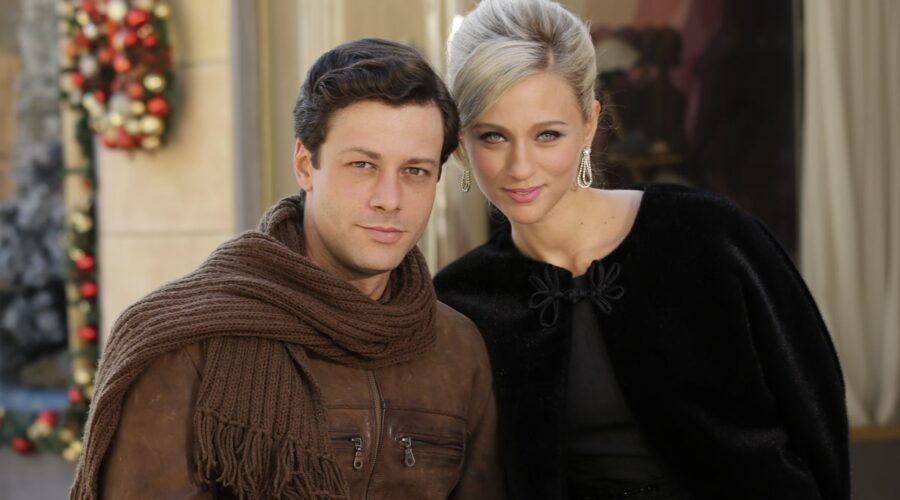 Da sinistra: Gabriele Anagni (Alfredo Perico) e Francesca Del Fa (Irene Cipriani) in un posato per “Il Paradiso Delle Signore 8”. Credits: P. Bruni/Rai.