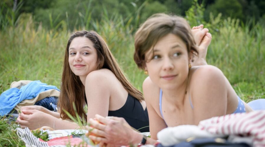 Da sinistra: Aylin Ravanyar (Valentina Saalfeld) e Dorothée Neff (Eleni Schwarzbach) in una scena di “Tempesta D'Amore”. Credits: Das Erste/RTI Mediaset.