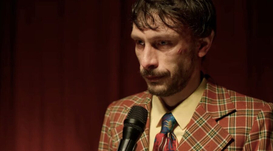 Richard Gadd in una scena di “Baby Reindeer”. Credits: Netflix.