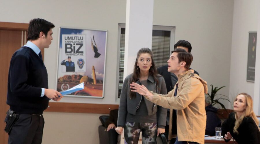 Da sinistra: Kaan Urgancioglu (Emir), Melisa Pamuk (Asu Alacahan) e Nese Baykent (Vidan) in una scena di “Endless Love”. Credits: RTI Mediaset.