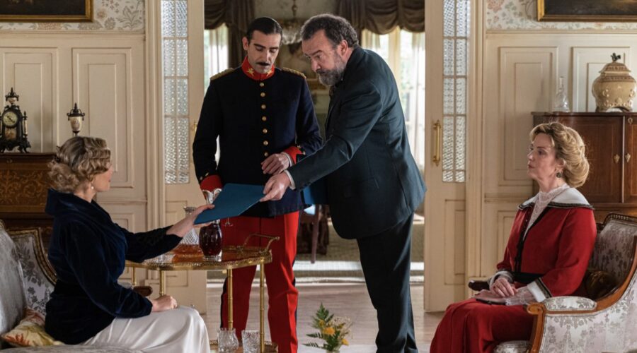 Da sinistra: Eva Martín (Cruz Ezquerdo), Guillermo Serrano (Lorenzo de la Mata), Manuel Regueiro (Alonso Luján) e Lisi Linder (Baronessa Grazalena) in una scena de “La Promessa”. Credits: RTI Mediaset.