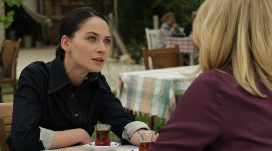 Da sinistra: Ilayda Çevik (Betül Arcan) e Sibel Tasçioglu (Sermin) in “Terra Amara”. Credits: RTI Mediaset.